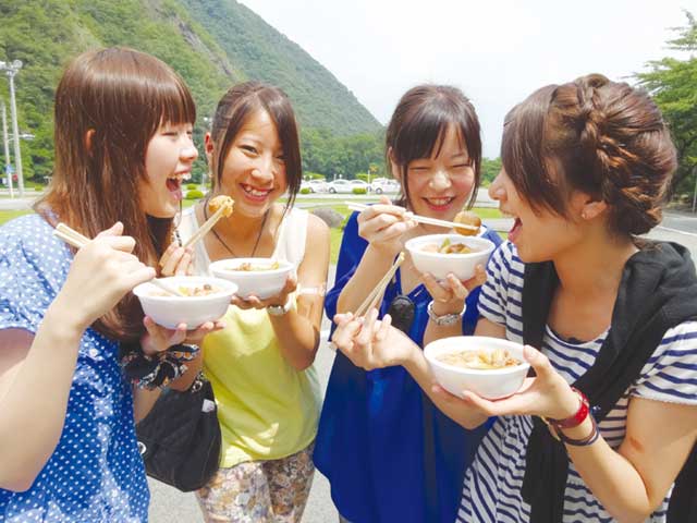 芋煮を食べる人々